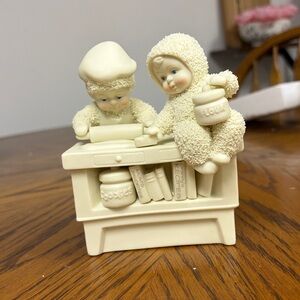 2007 Department 56 Snowbabies Collectible Figurine - Grandma’s Favorite Recipes